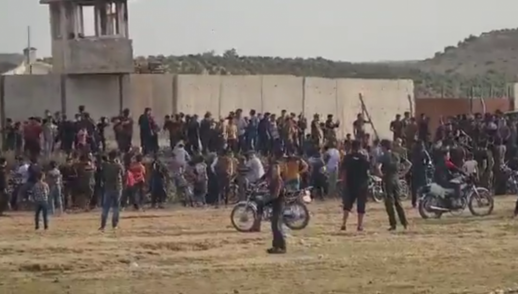 Επιθέσεις Σύρων πολιτών σε τουρκικά οχυρά στην Συρία (βίντεο)